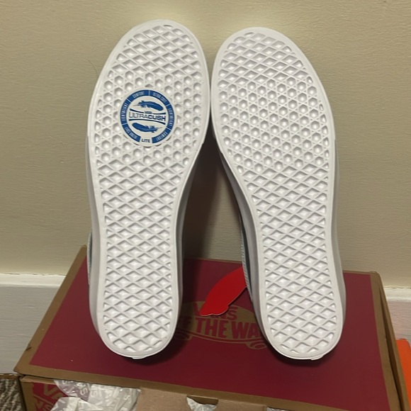 Brand new in box Old skool lite suede/canvqs pewter color vans. Size 9.5 US. - Picture 2 of 5